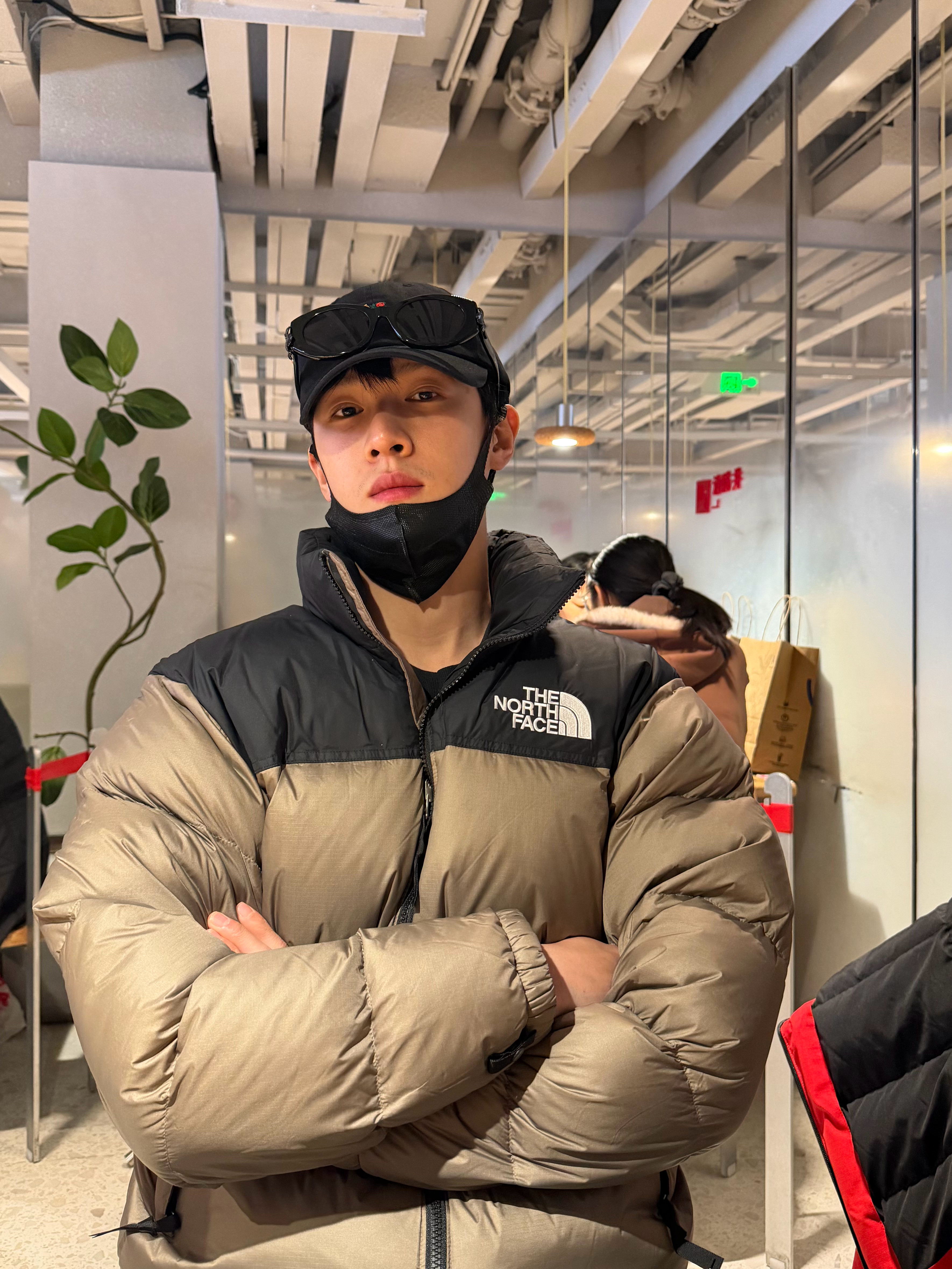 小林在北京被偶遇啦！逛集市中自己晒了吃饭！休息就是要逛吃网友偶遇李昀锐逛集市