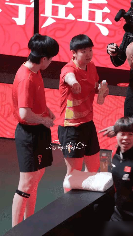 哈哈，孙颖莎霸气指导起了肖战！莎头上台前，莎莎指着一个位置，似乎在说，