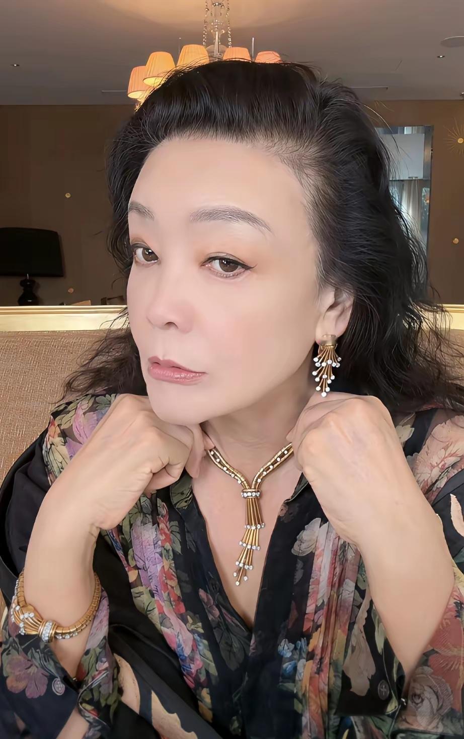 兰姐这波直播太圈粉了！镜头里她戴着那套祖传首饰，光泽温润得像藏了岁月的故事，说要