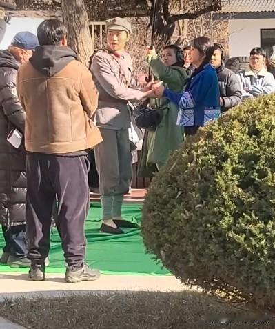 著名演员刘晓庆姐姐饰演少女，和兵哥哥深情对望，真的太佩服刘晓庆了，一把年纪，太敢