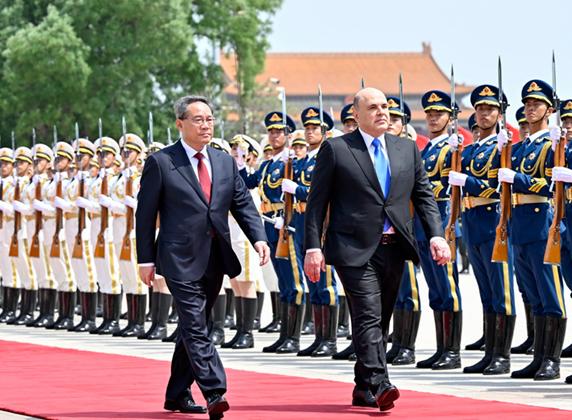 当地时间11月17日，中国国务院总理李强在莫斯科会见俄罗斯总理米舒斯京。双方