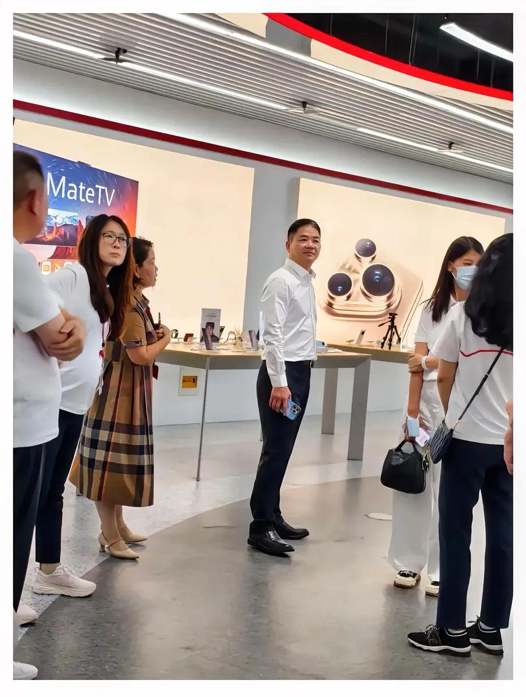 刘强东和马云的“手机差距”？​一个机不离手，一个潇洒随性！​​有没有发现一个