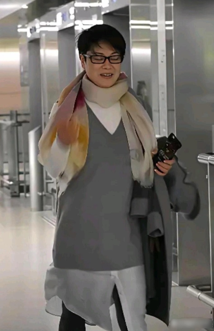 感觉62岁毛阿敏发福明显，素颜的五官就像路人，没有了往日舞台上的风采，明星范儿全