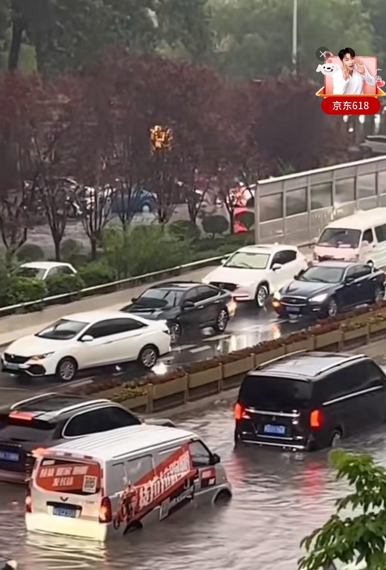 西安一场大雨，很多路段出现看海模式，堵得一塌糊涂。这突如其来的暴雨，让这座城