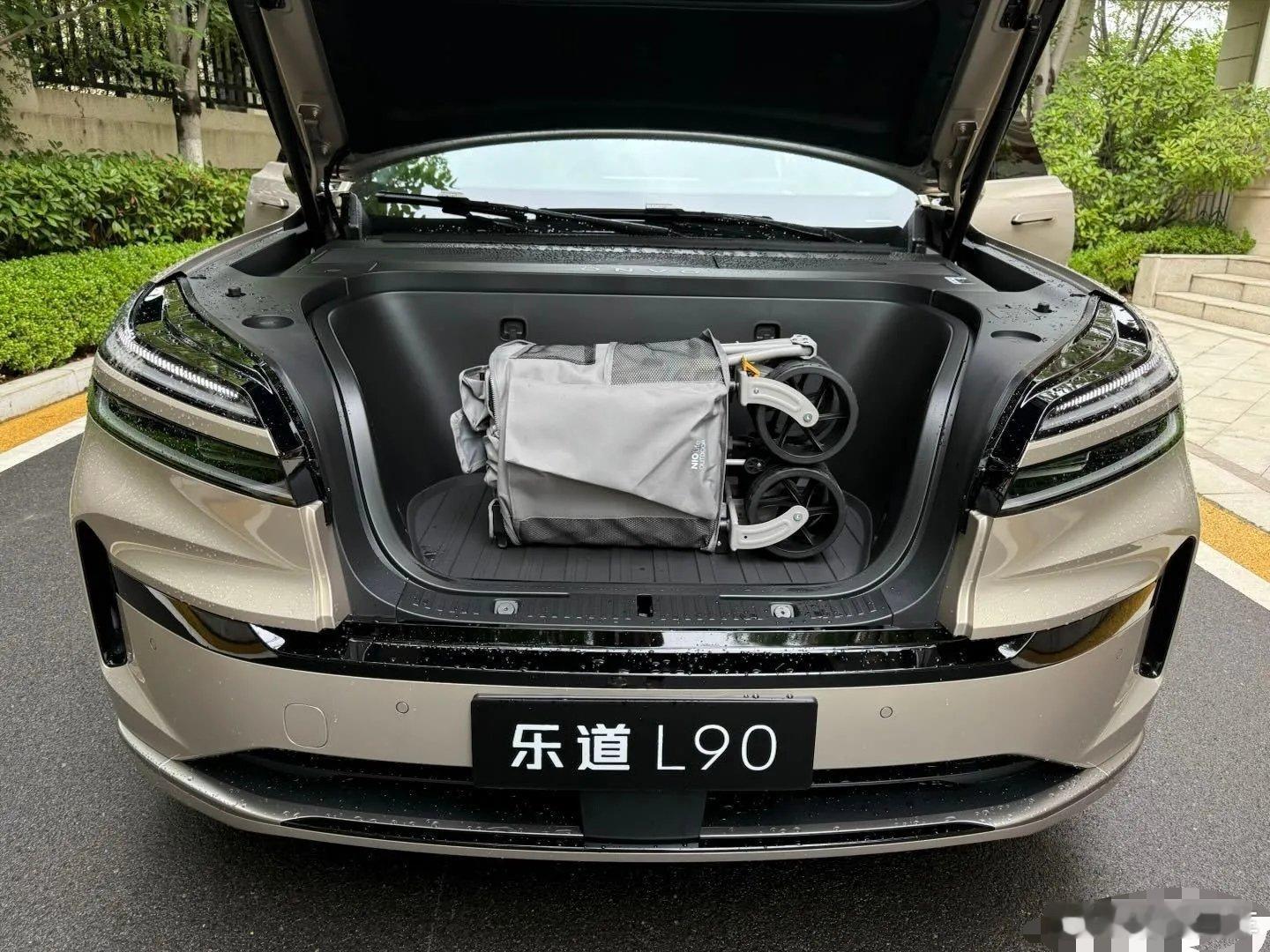 关于理想i6，继续聊点不涉及一千万的：今年称之为前备箱元年，其实一点都不过分，尤