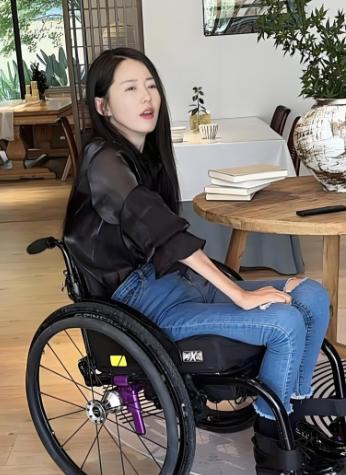 1996年，北京一位女老师遭遇车祸落下瘫痪，被丈夫狠心抛弃。10年前资助过的穷学