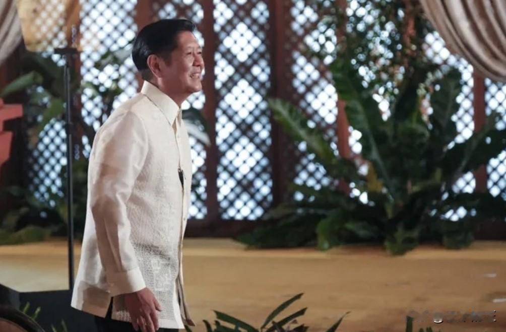 2月6日，菲律宾总统小马科斯在国会委员会驳回针对他的弹劾投诉后表示感到