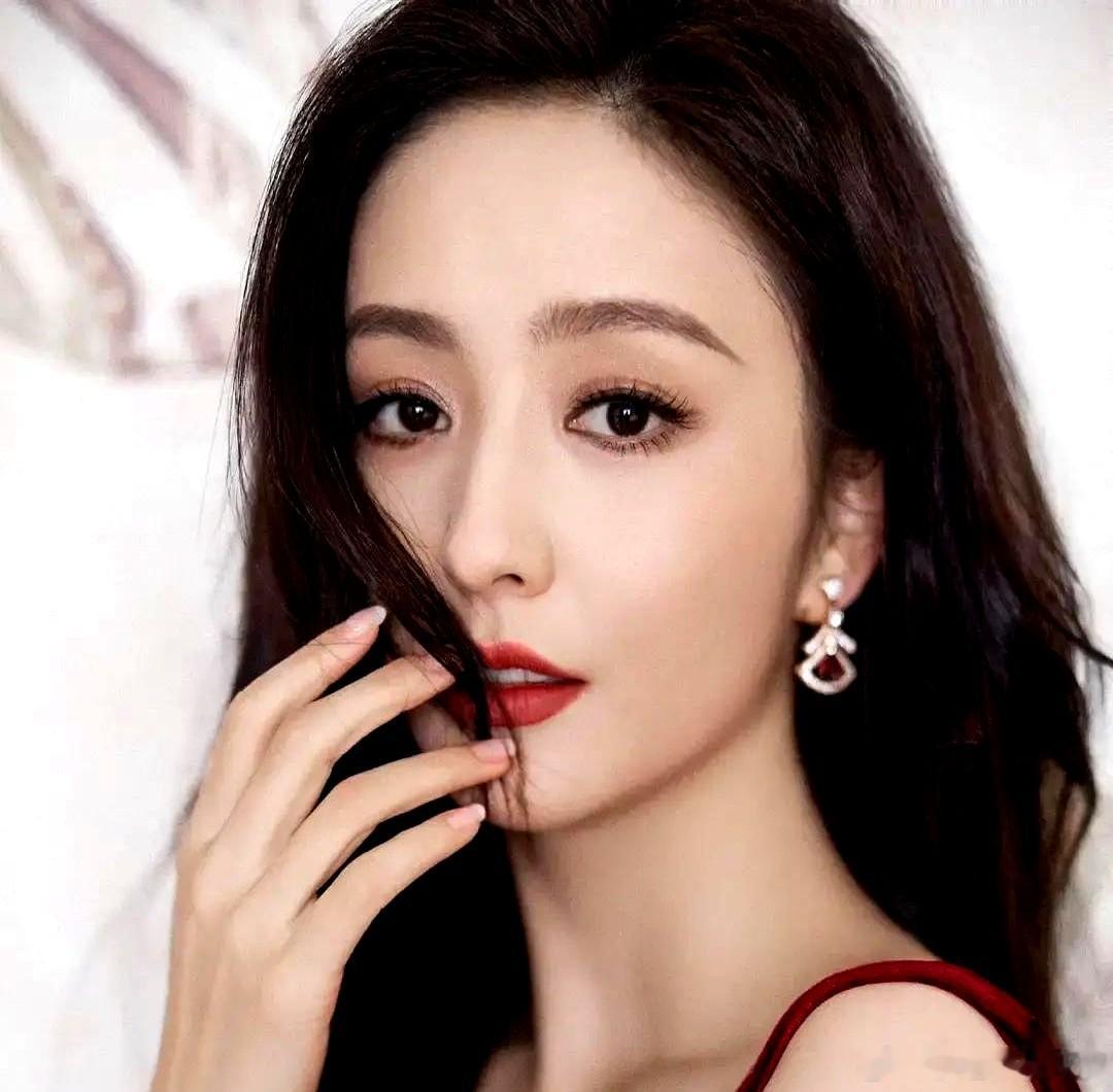 压力一下就上来了她。这前夫，段位太高了。离婚快五年，陈思诚不仅每年卡点给佟丽娅