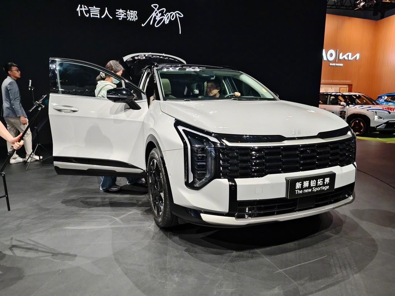 起亚新狮铂拓界在2025广州国际车展首发亮相。与此同时，网坛名将李娜成为起亚