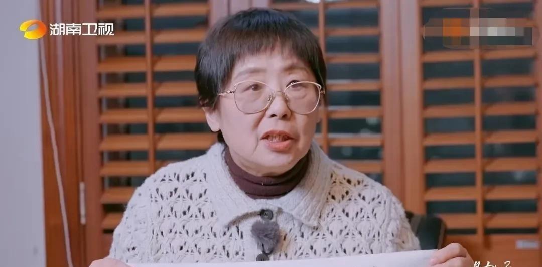黄圣依的妈妈说：“我小时候一直有个画画的梦想，我希望圣依也会画画。”她一边说着，