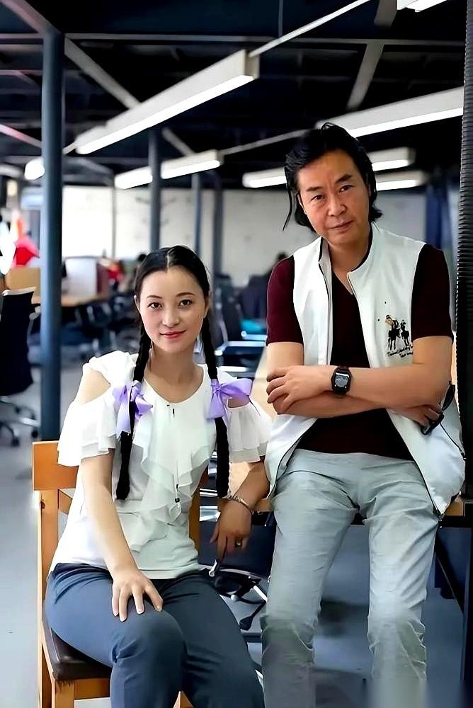 纪录片《重返狼群》火了，所有人都爱上了那头叫格林的狼。但没人知道摄影师的名字。