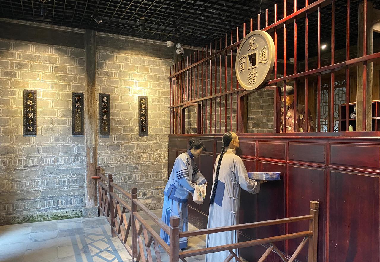 古代的典当行，死当和活当有什么区别，利息怎么算？走进一家当铺，最先感受到的不