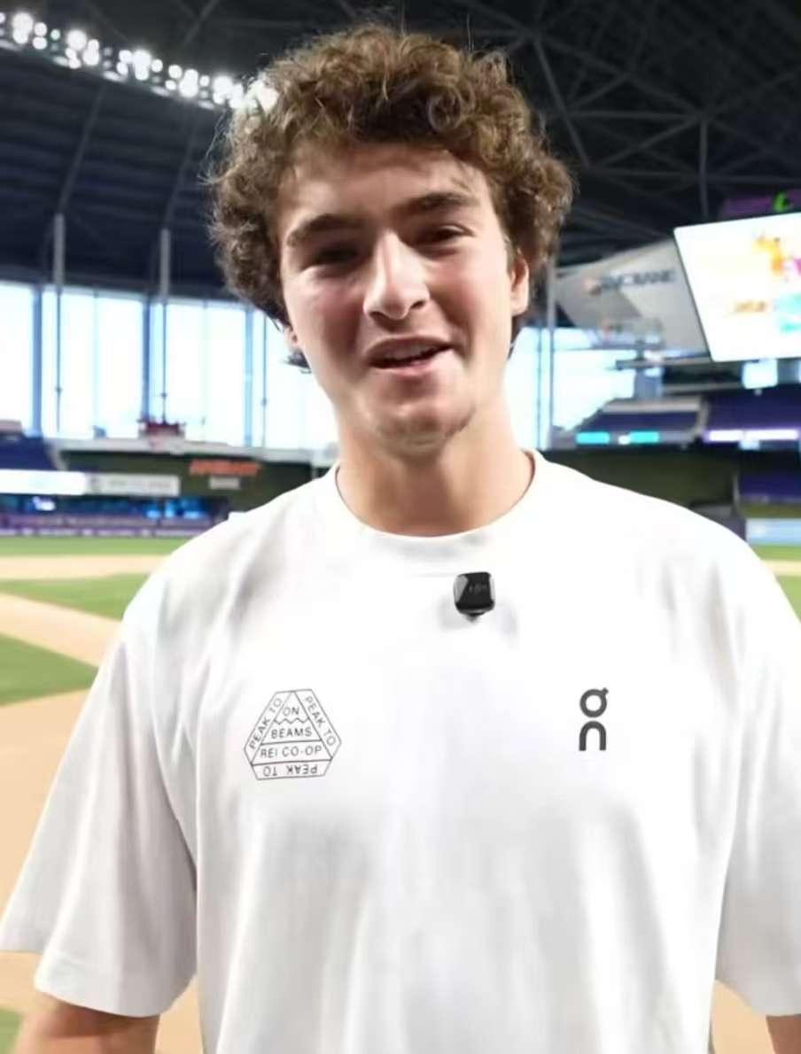 想知道丰赛卡减掉婴儿肥的感觉，请参考图2。一下子成熟起来，判若两人。不过新形象很