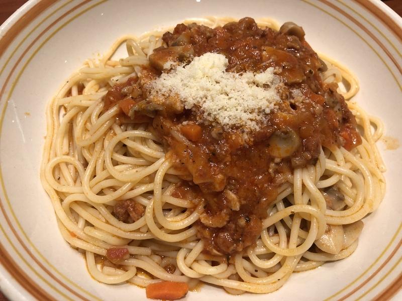 11月1号去日本上船，航班上的飞机餐是鸡肉面。其实就是意面煮熟，浇上鸡肉做的酱，