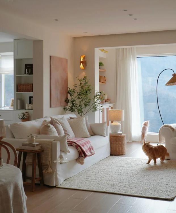 闺蜜家软装花了8万，结果客厅像KTV包厢，卧室像出租屋！她哭着说：“照着网红图抄