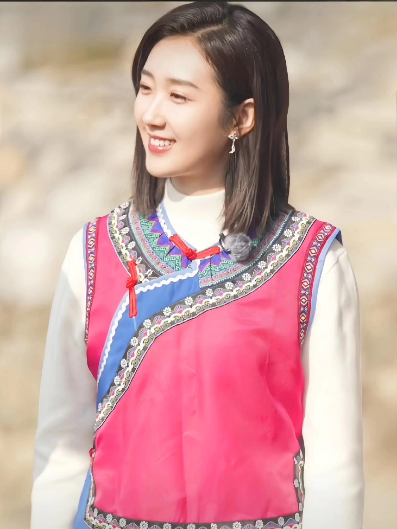 央视主持人王嘉宁：穿民族风服饰太美了央视主持人王嘉宁的颜值真的很抗打，穿上民