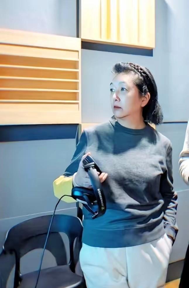 58岁江珊满头白发逛街被拍，网友炸锅：童年女神咋变菜市场阿姨了？！我却被她宽