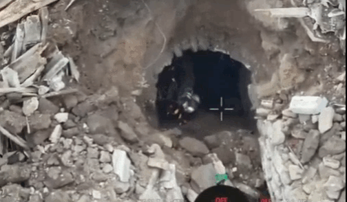 俄乌战场奇闻录。1名俄军士兵把卡在洞口的乌军无人机拖进掩体，随后无人机启动自毁程