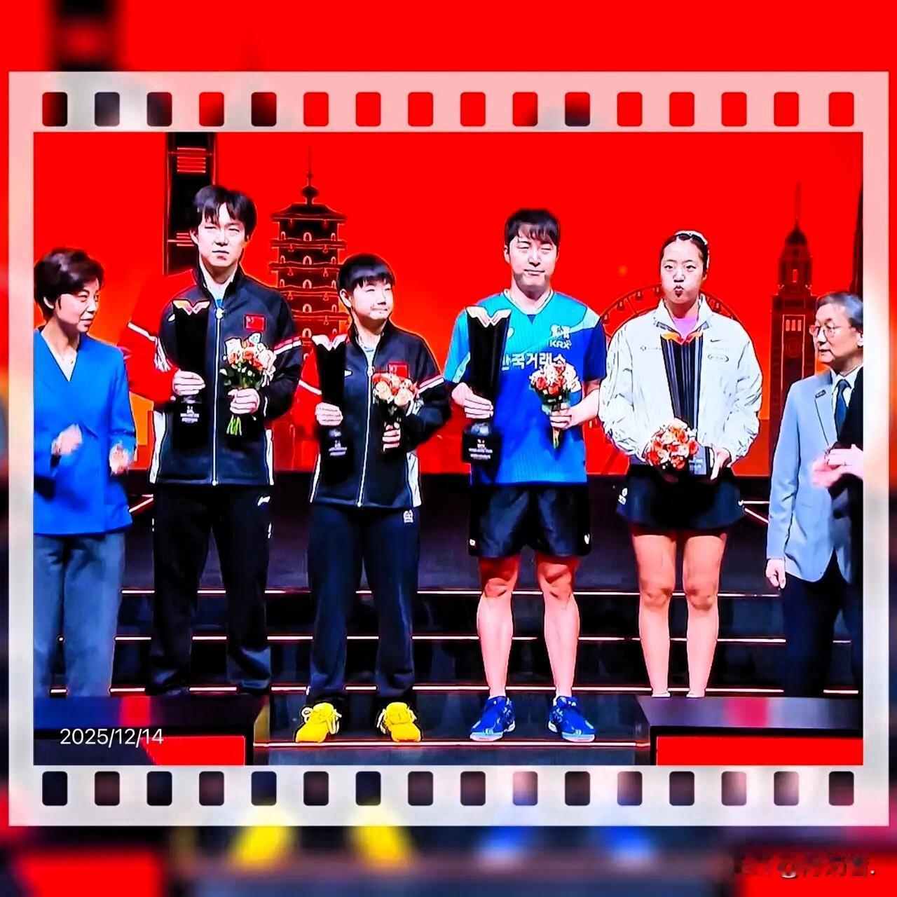 夺冠都没咋乐呵，这场景真让人心里不是滋味！一开始还琢磨韩国队咋变低调了，毕竟