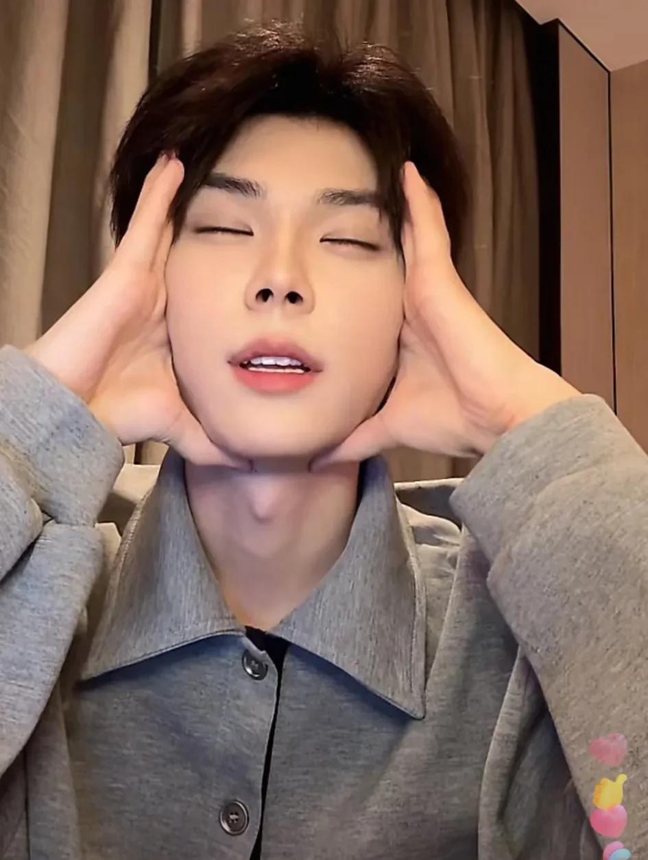 何秋亊最近烦透了他烦的不是演唱会道歉了离谱的是，他1000万粉丝的人，还是有