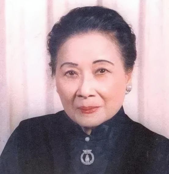 1996年，李登辉上台后撤掉蒋氏父子的陵墓守卫，并且让人大肆破坏蒋介石的雕像，宋
