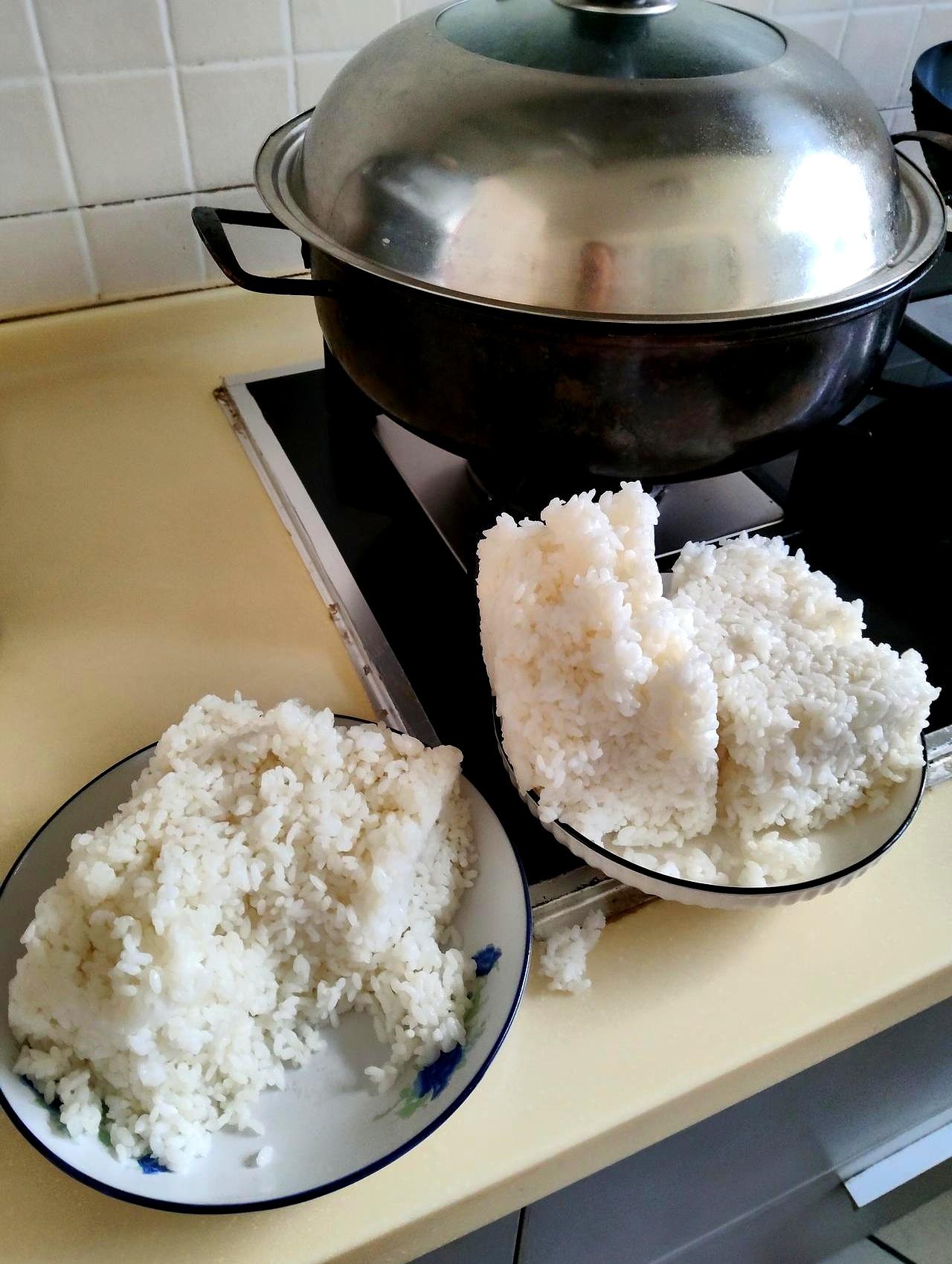 为了节省开支的，吃剩当常态；今天吃不完留到明天，明天又剩到后天，单人食量与滞留菜