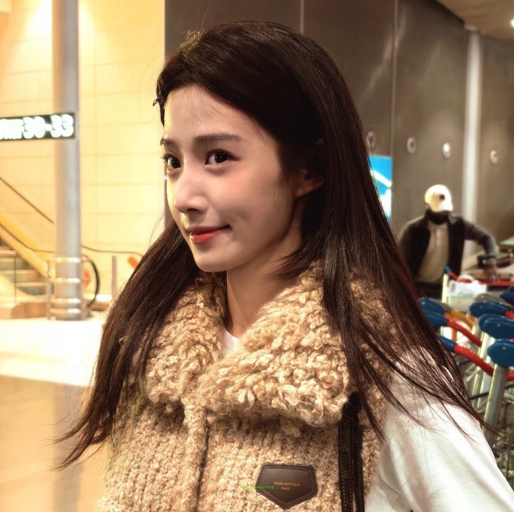 𝙒𝙚𝘾𝙝𝙖𝙩｜Share｜头像分享｜女明星｜审美积累｜图源网络︱李一桐︱章若楠︱卢昱晓​