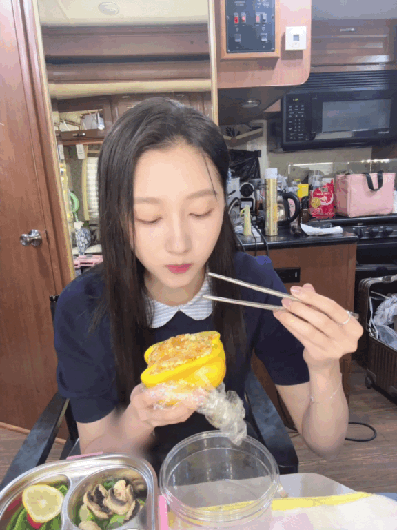 关晓彤的吃吃喝喝美美隔着屏幕都能够感觉到关晓彤这个彩椒碗到底带来了多少惊喜，毕