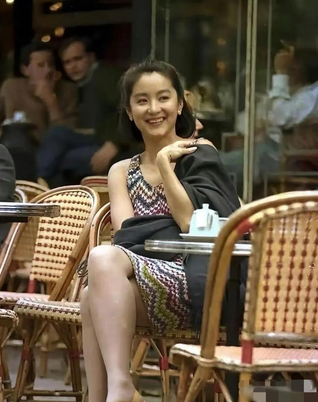 30多年前，顶级美人林青霞纯素颜的模样，堪称绝美！她素面朝天，也没有特意摆拍，