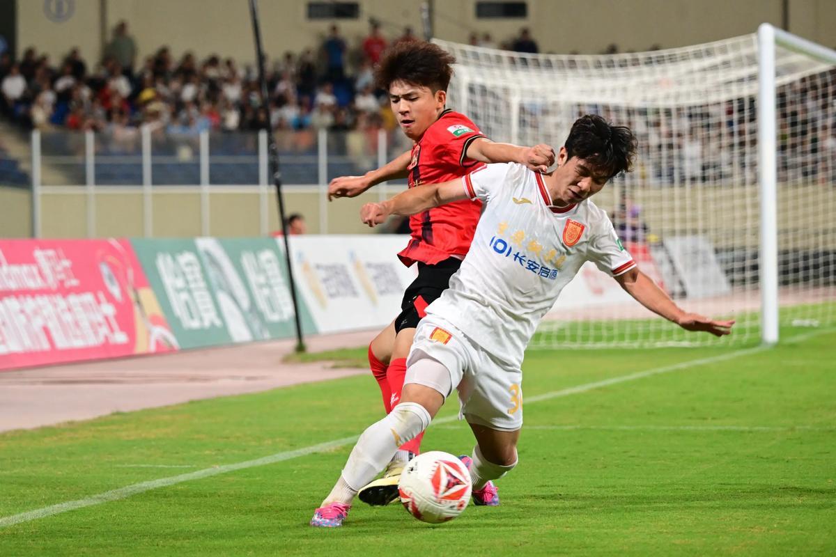 中超，重庆又回来了！2022年，重庆两江竞技解散，重庆球迷泪如雨下。2025年