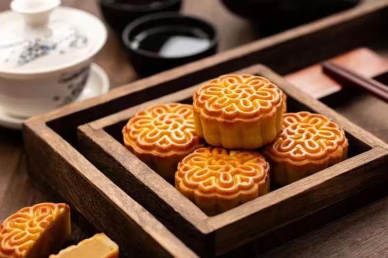 大家发现了吗？三个人情生意，正在发生微妙变化。先说月饼，以前是越贵越好，盒子