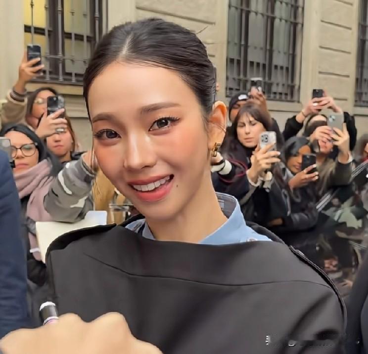 柳智敏真是天生笑脸人！每次见到她都乐呵呵的，特意和每个人眼神对视，可不是看镜头那