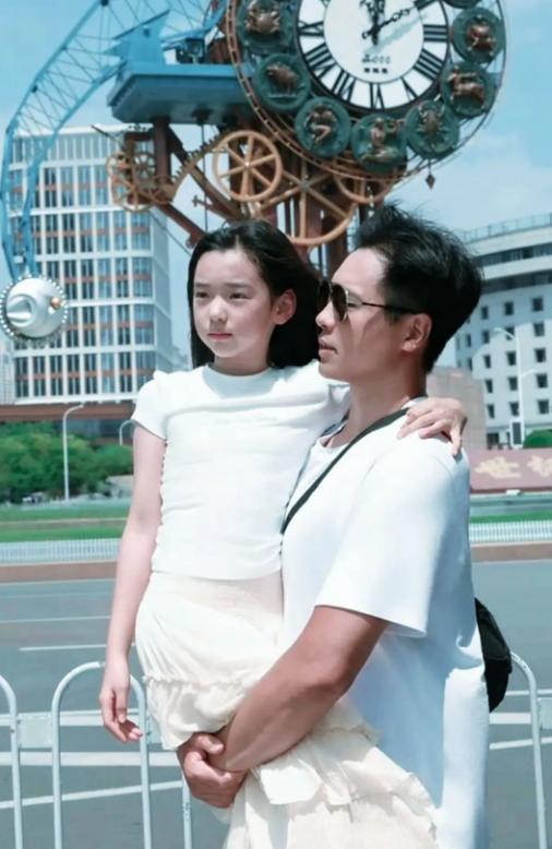 果然，亲爸就是不一样。8月5号，10岁的小酒窝在社交平台晒了和爸爸高云翔的合