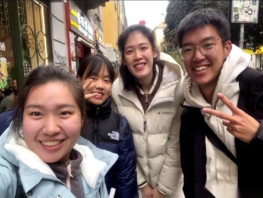 凌晨刷到一张照片，直接给我看愣了。李盈莹，在米兰的唐人街。就那么笑意盈盈地，