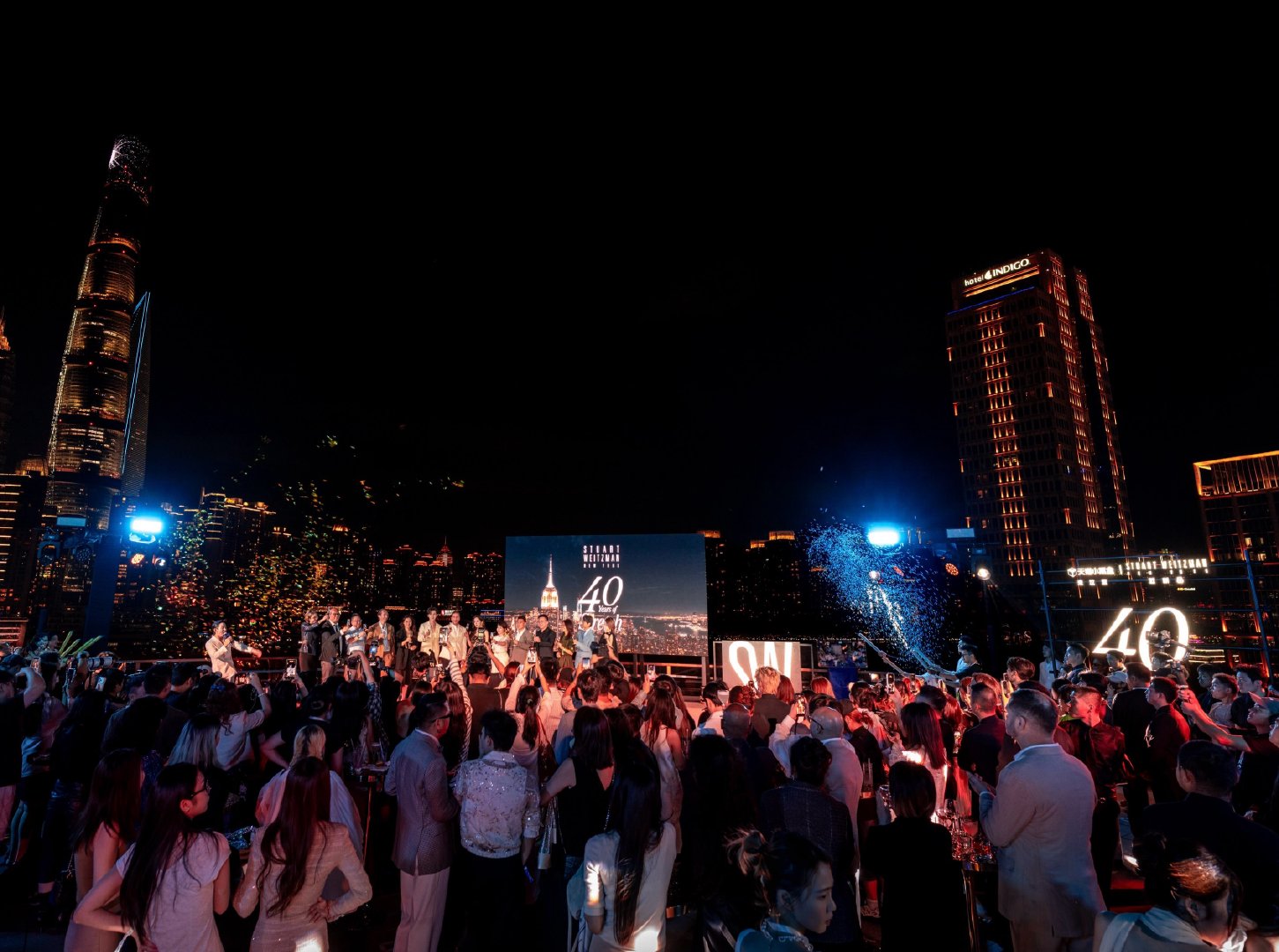 SWins又更新了🤩值得铭记的夜晚：在上海共同庆祝SW的40周年纪念和杨幂的生日！SW再一次告诉全