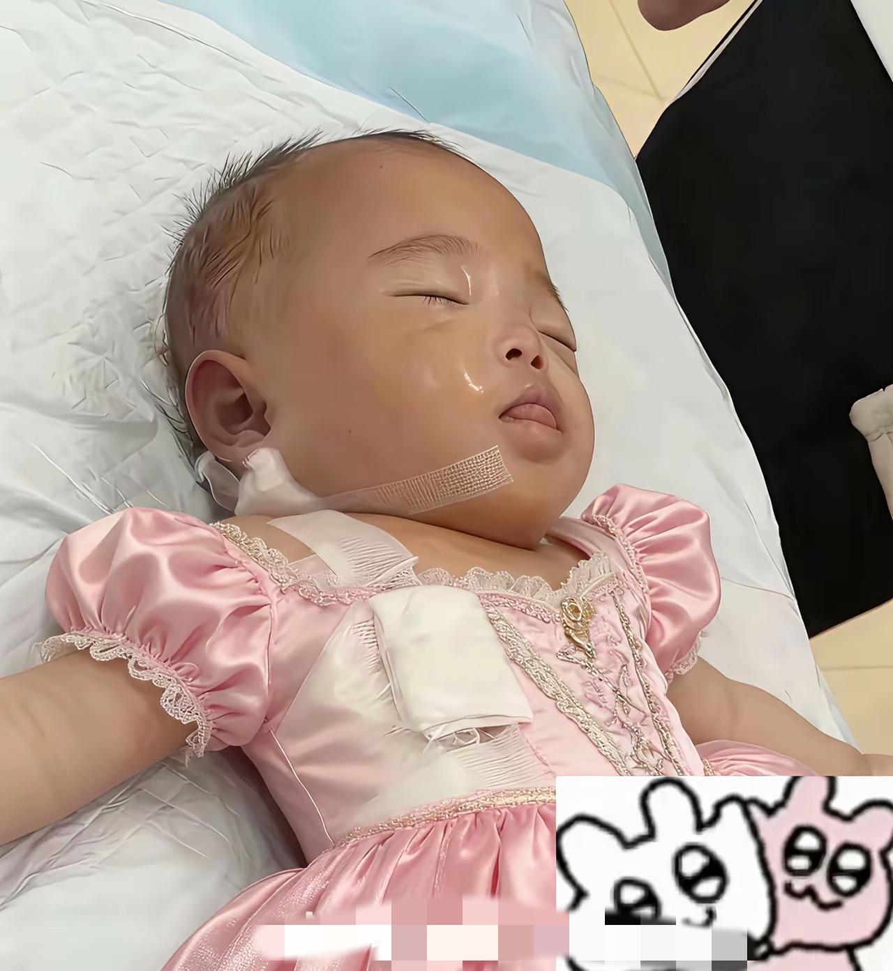 看到这张照片要哭死了，洛熙妈妈给宝宝穿上了粉色小裙子，脖子和胸口的伤口，贴上