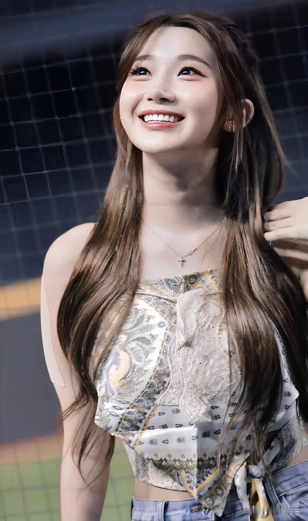 网球场边的小姐姐，时尚穿搭超惹眼，甜美的笑容里，藏着满格元气～！😊✨活力网球少