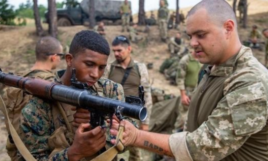 为什么俄罗斯放着几十万的正规军不用，却大量使用雇佣兵？其实俄罗斯不是放着几十万正