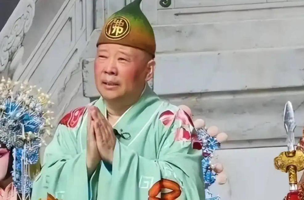 郭德纲刚因为改词吃了64万罚单，朱之文后脚就在台儿庄换上古装，唱起了同一支歌。全