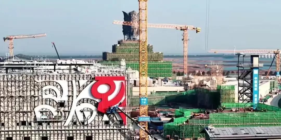 青岛刚官宣签下宋城演艺，三十亿砸下去建千古情，2026年就能开门迎客。烟台那边