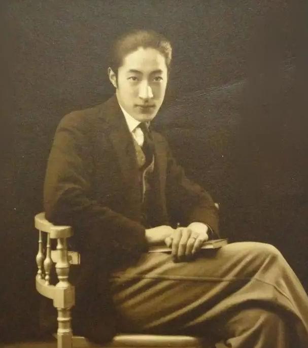 1925年，徐志摩在英国剑桥大学留学时，徐志摩邂逅一男子说：“弟弟，我找你找得好