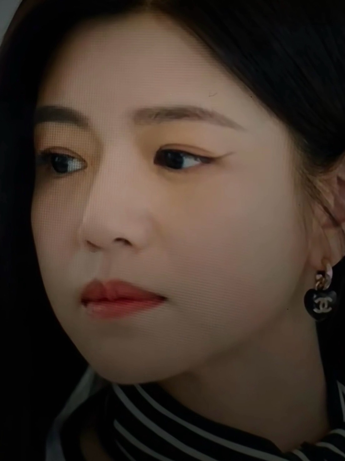 化妆师急着下班吗这眼线刺那么长干啥哈哈哈哈哈哈哈哈哈哈这状适合眼线短粗类的吧