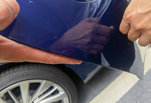 25款君越车漆严重减配车价降低减配可以理解，但提车不足两个月车辆右侧两扇车门边