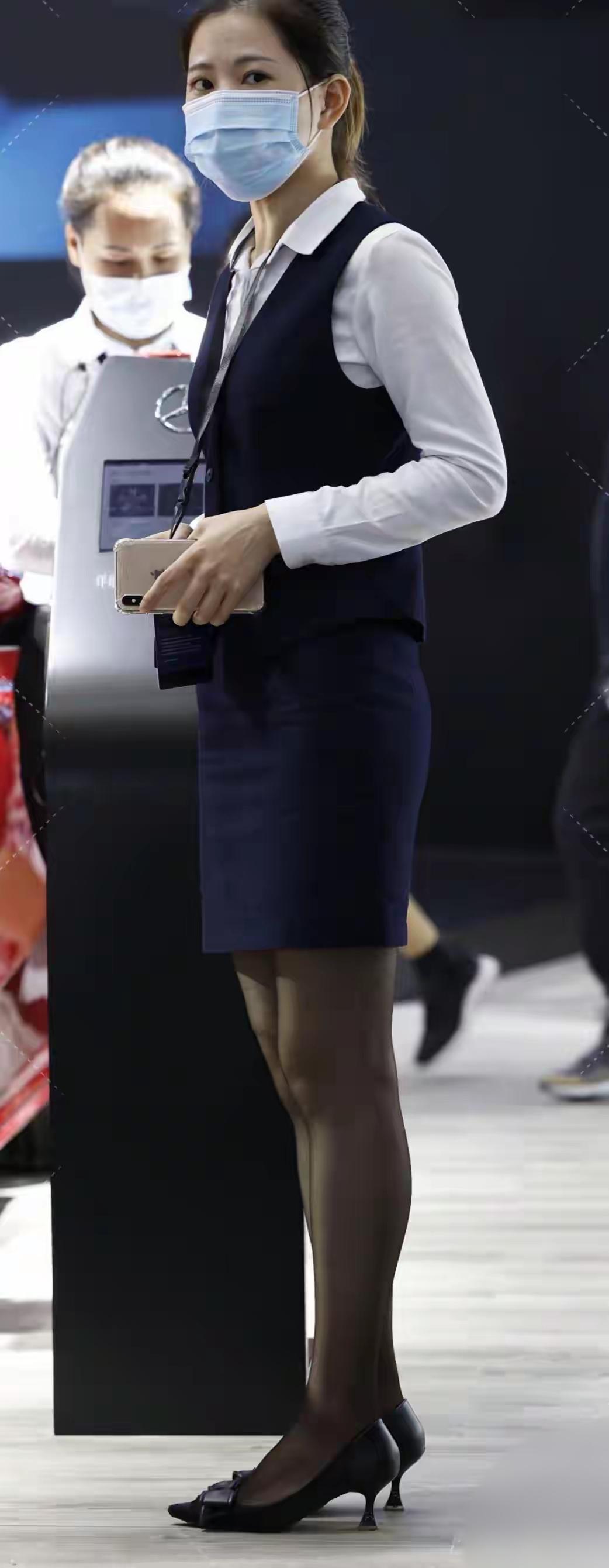 什么样的人才称得上“气质美女”?车展上戴口罩的美女，依然挡不住她的气质。美女