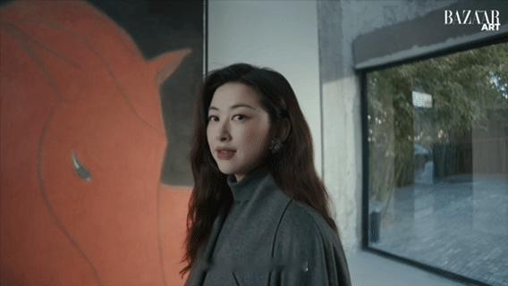 朱珠微醺看展看展时的朱珠带着微醺的慵懒，状态格外迷人。她不再需要保持红毯上那种无