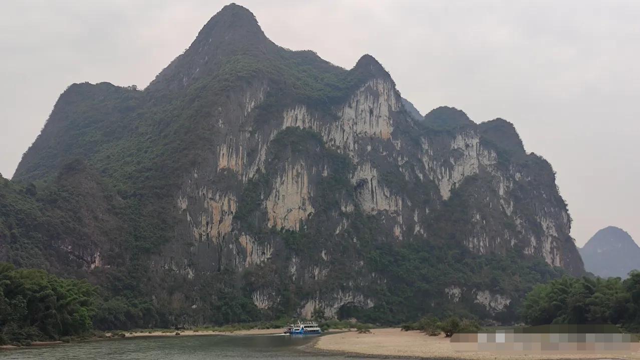刚花了八百多买了漓江的豪华船票，上船还没站稳，服务员就来推销河鲜了。你不点？她就