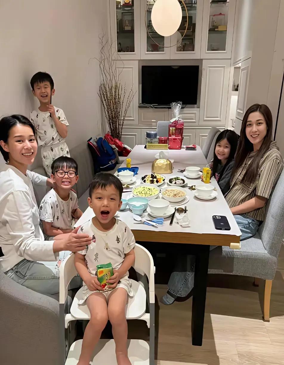 在香港贵为视后也很难买豪宅。你看胡杏儿和钟嘉欣聚餐，餐厅好拥挤，这次聚会钟嘉欣只
