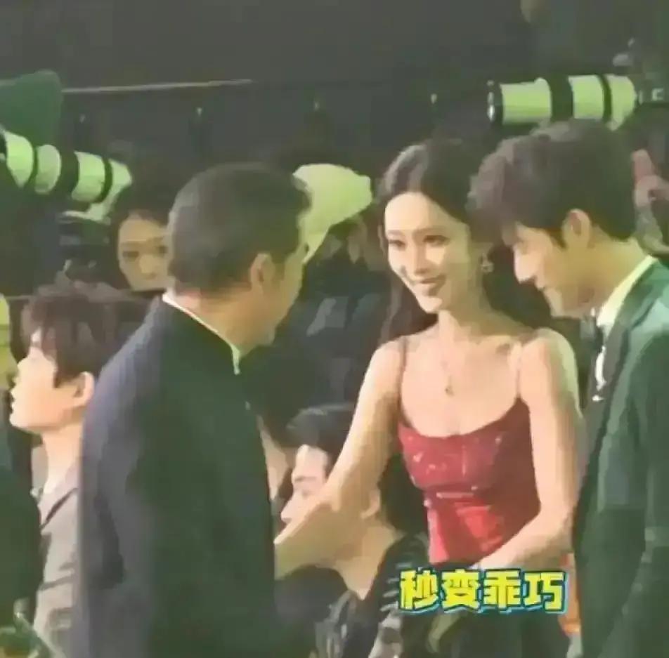 饭局冷场20秒，他一句话救场张国立一句“别演热情”把孟子义送上热搜。那天她