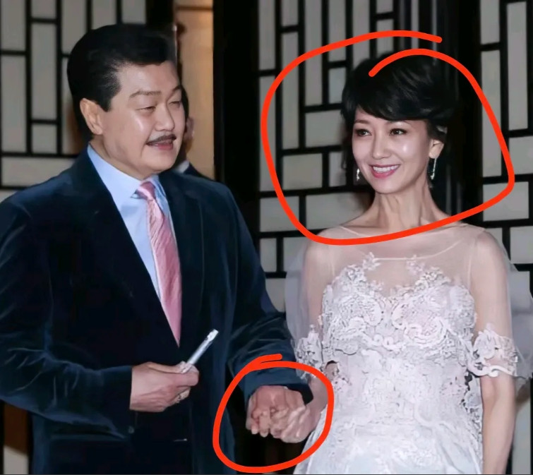 赵雅芝的两段婚姻、第一段比自己大十岁的黄汉伟、在母亲安排下、强行结婚、黄汉伟受不