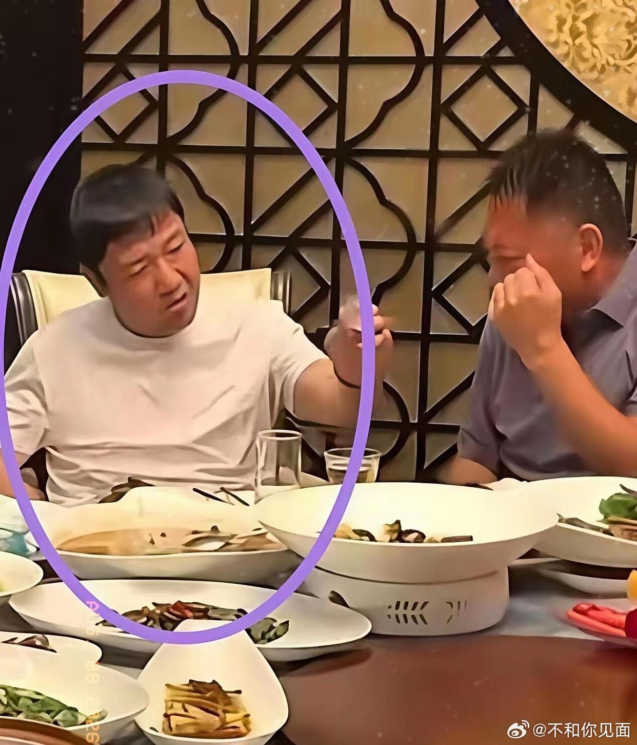 贾冰饭局遭偷拍一事敲响警钟，为人处世再顺遂，赴宴也需对同行之人多留防备之心
